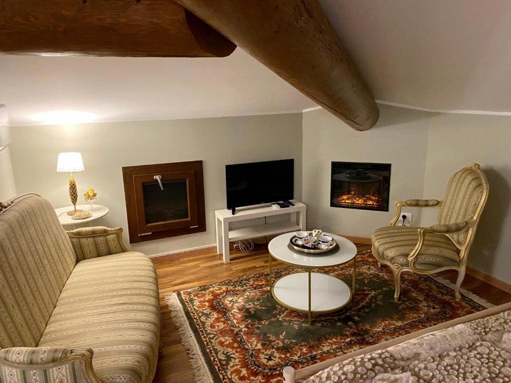 Double Room with Balcony room - Image 3