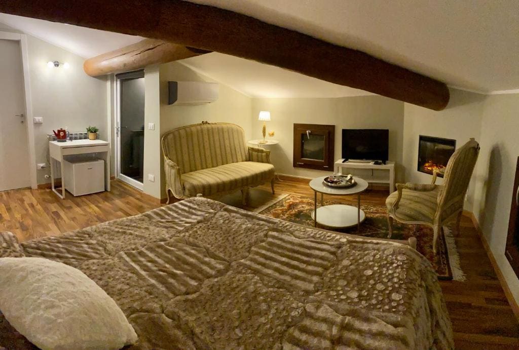 Double Room with Balcony room - Image 2