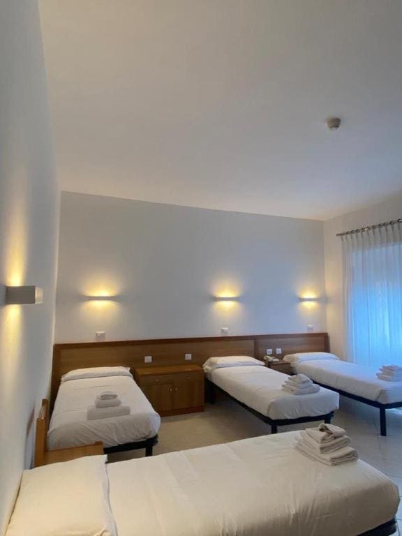 Classic Quadruple Room room - Image 2