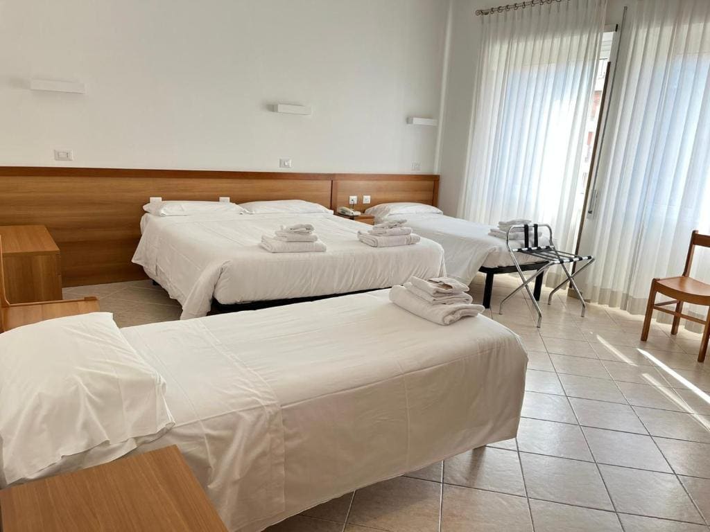 Classic Quadruple Room room - Image 1