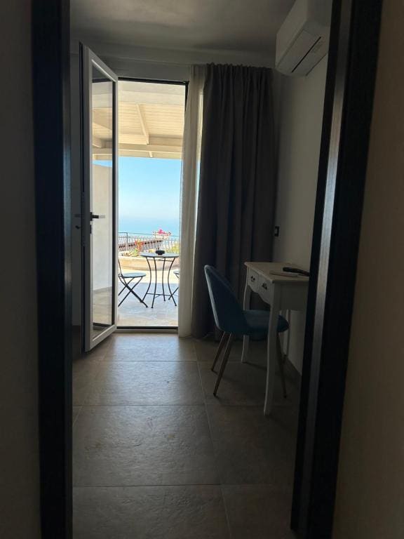Double Room with Sea View room - Image 2