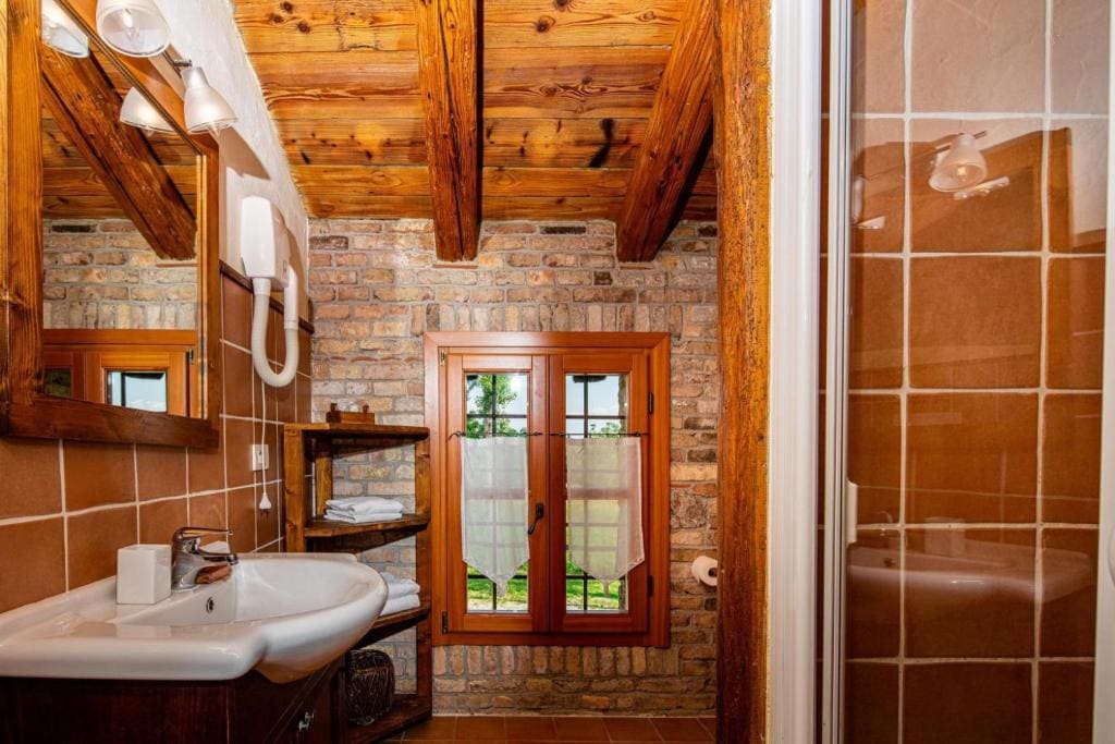Superior Triple Room room - Image 2