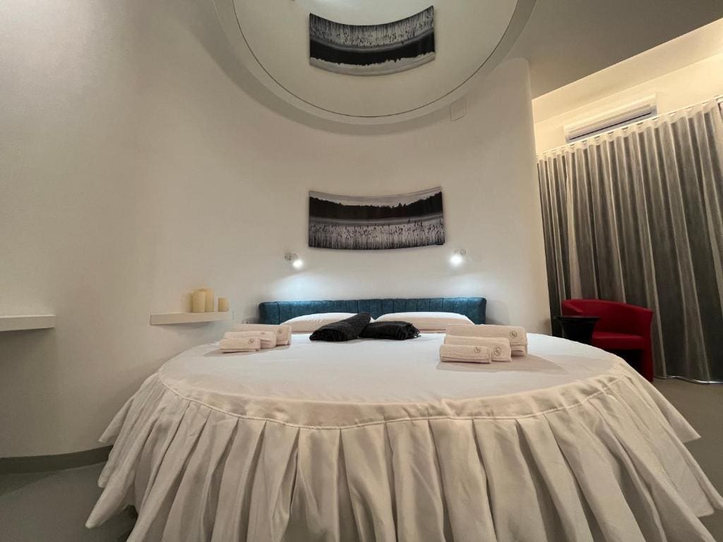 Queen Room with Spa Bath room - Image 1