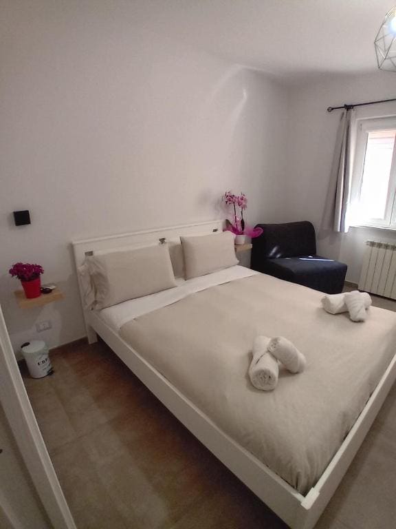 Double Room with Private Bathroom room - Image 3