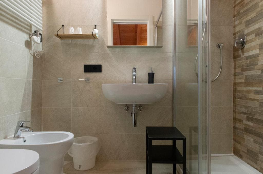 Double Room with Private Bathroom room - Image 3