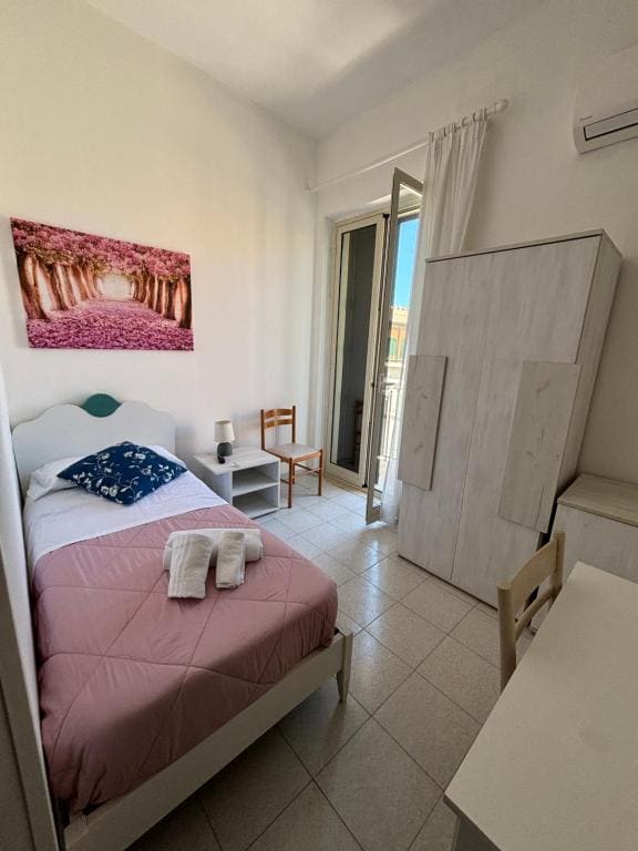 Deluxe Single Room with Balcony room - Image 3