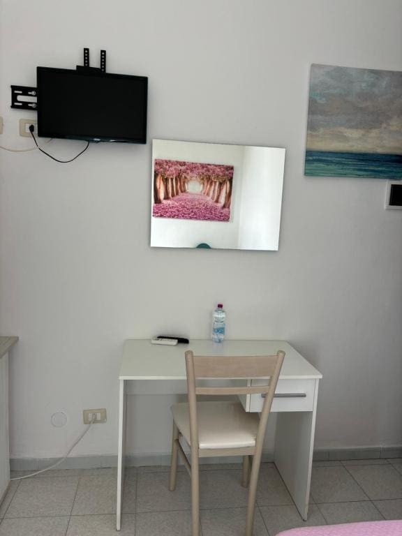 Deluxe Single Room with Balcony room - Image 2
