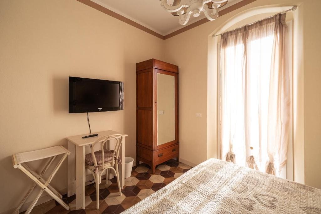 Small Twin Room room - Image 3