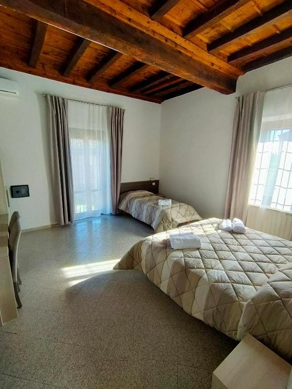 Comfort Triple Room room - Image 3