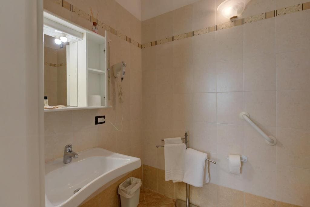 Single Room - Disability Access room - Image 3