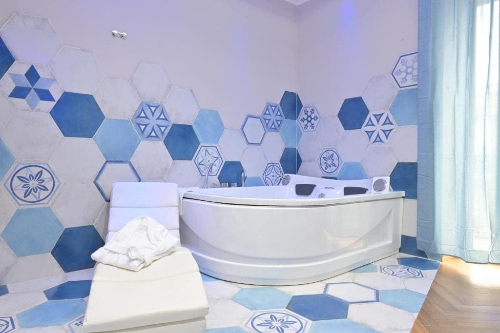 Queen Room with Spa Bath room - Image 3