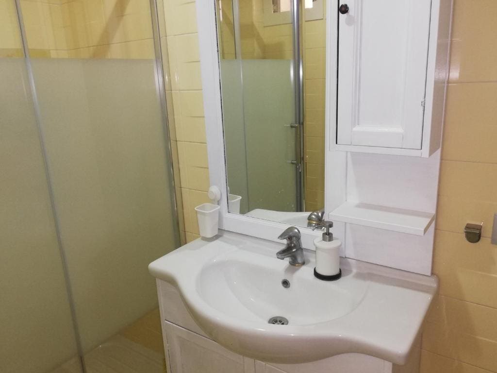 Quadruple Room with Private Bathroom room - Image 3