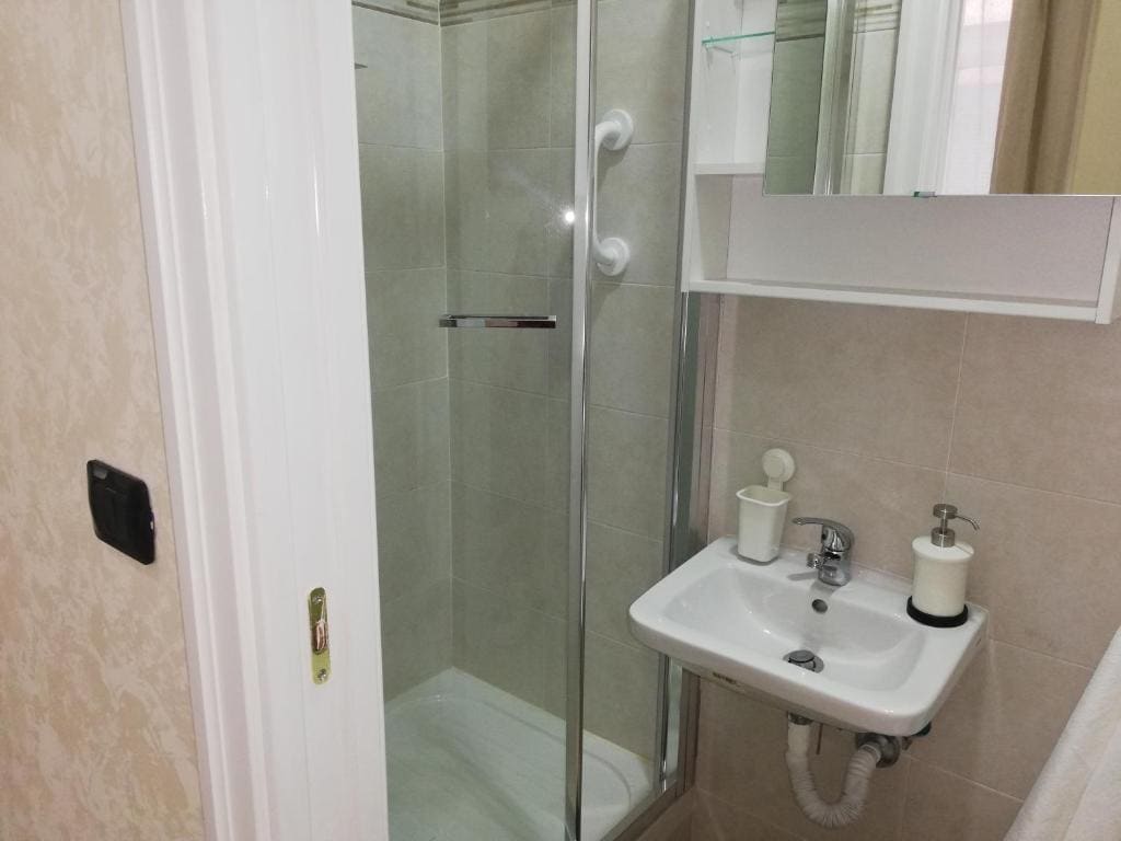Twin Room with Private Bathroom room - Image 3
