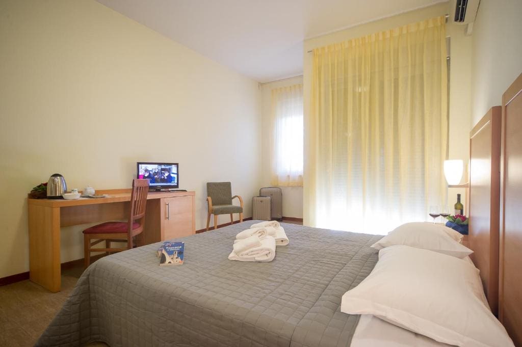 Small Double Room room - Image 1