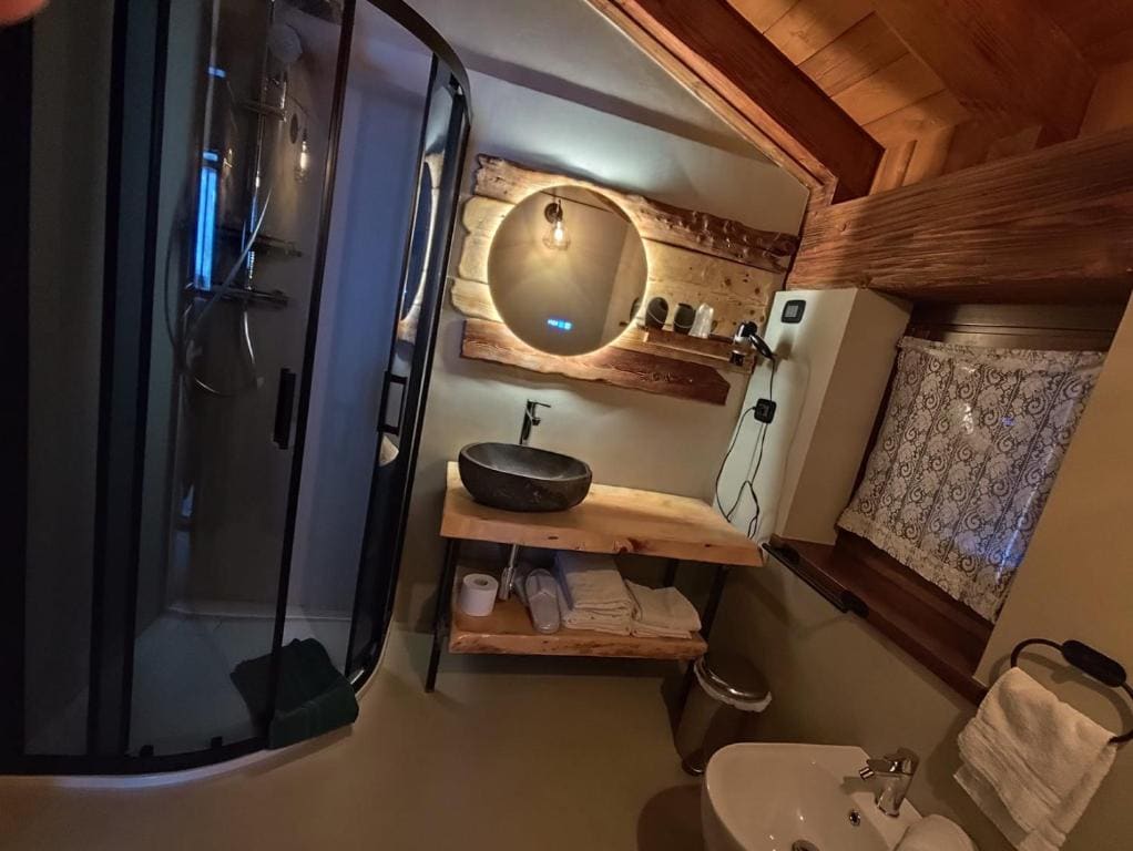 Deluxe Double Room with Balcony room - Image 3