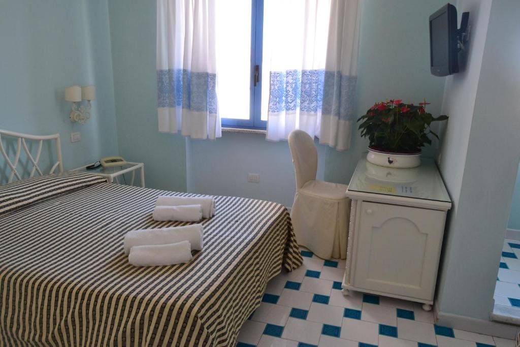 Classic Triple Room room - Image 2