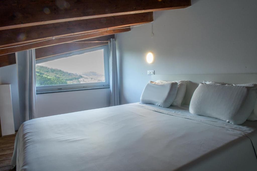 Quadruple Room with Private Bathroom room - Image 2