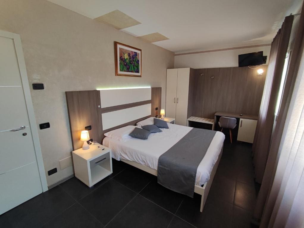 Superior Double or Twin Room room - Image 3