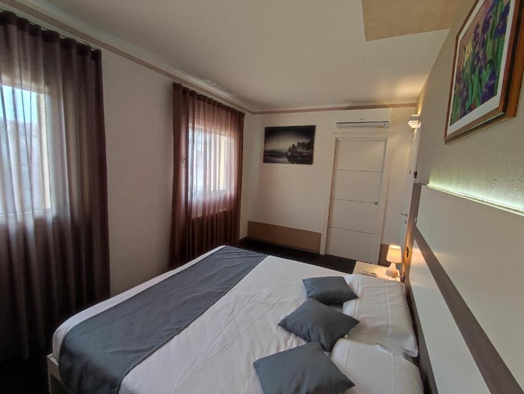 Superior Double or Twin Room room - Image 2