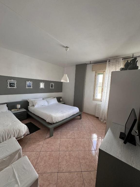 Basic Triple Room with Shared Bathroom room - Image 3