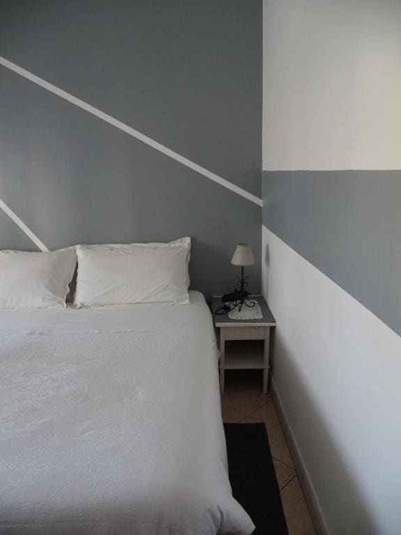 Deluxe Double or Twin Room with Shared Bathroom room - Image 2