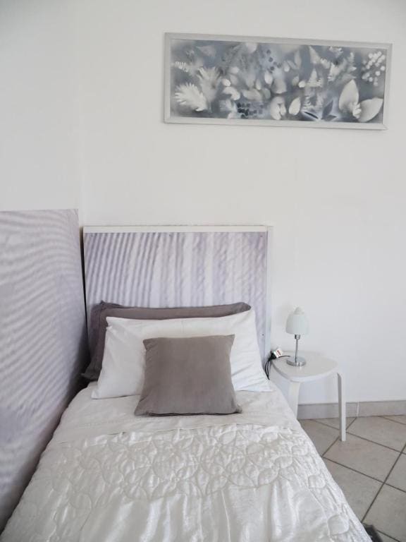 One-Bedroom Apartment room - Image 1