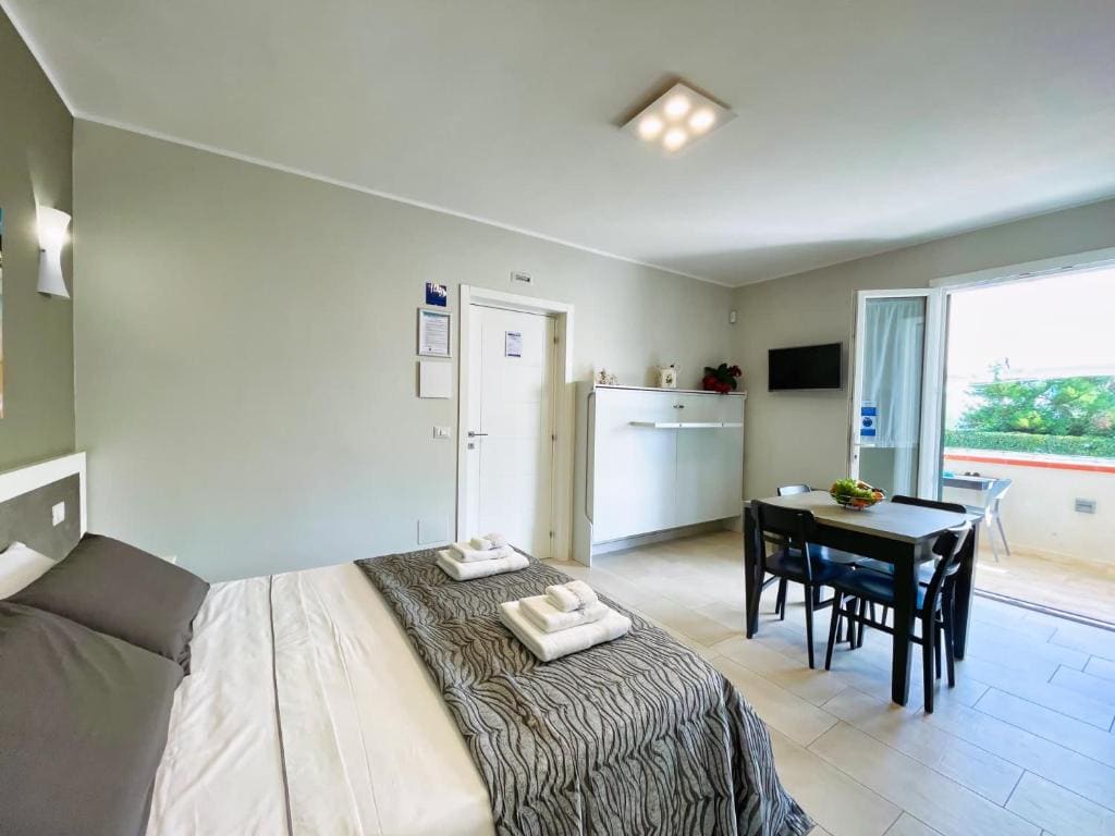 Room room - Image 3