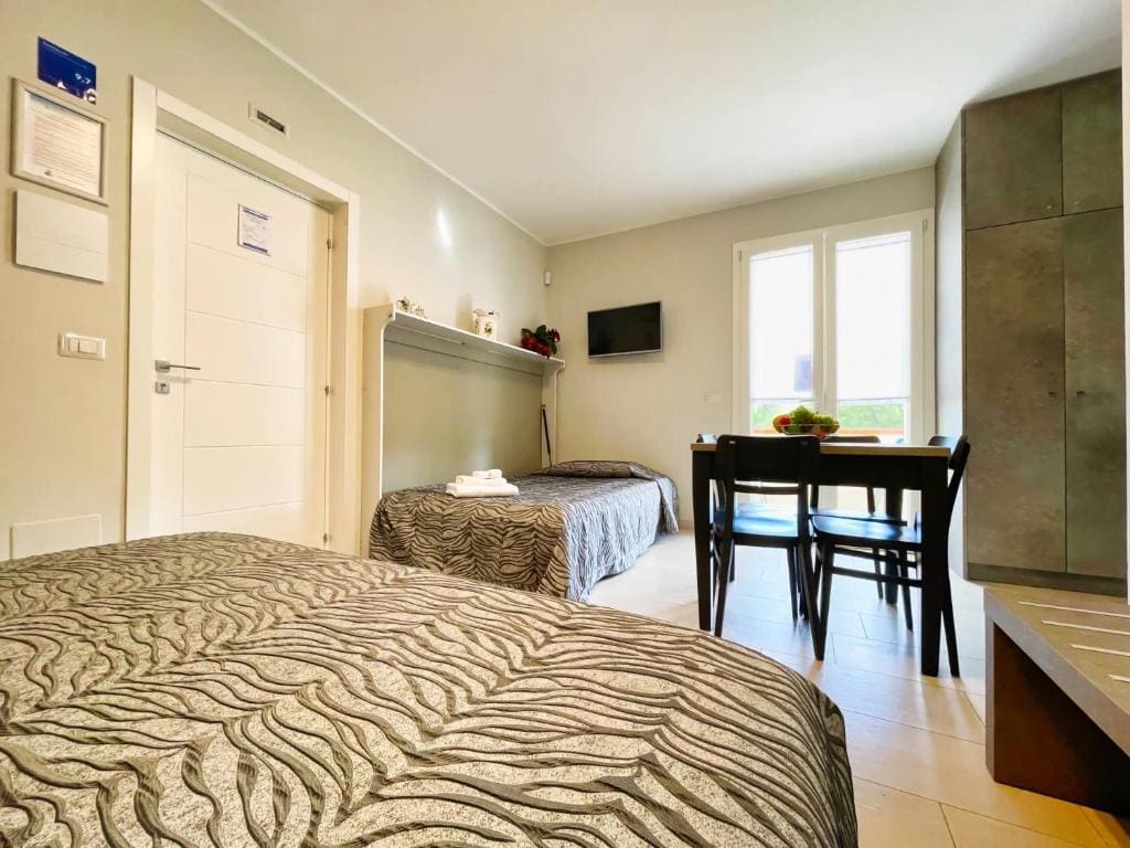 Room room - Image 2