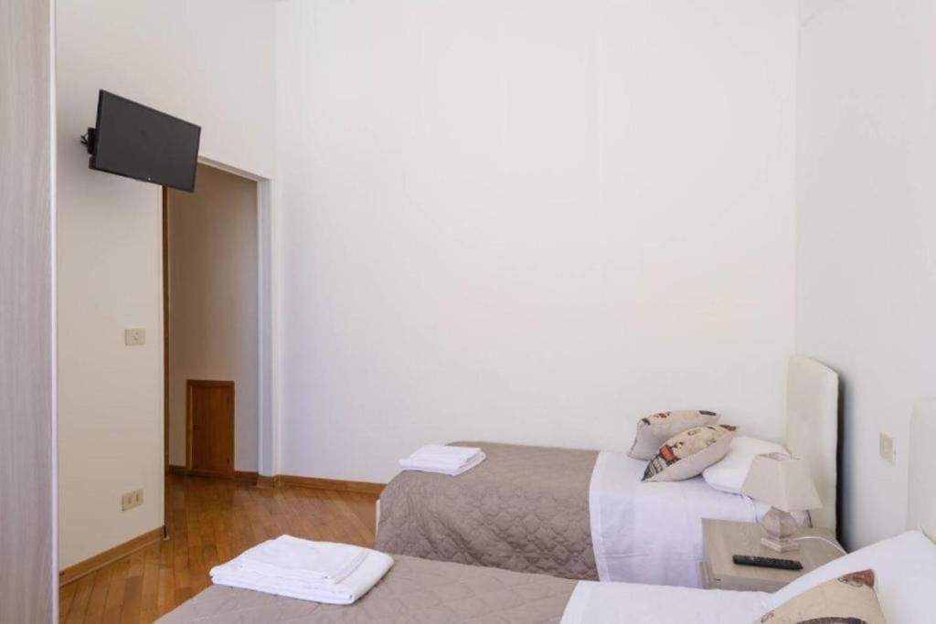 Comfort Triple Room with Shower room - Image 3