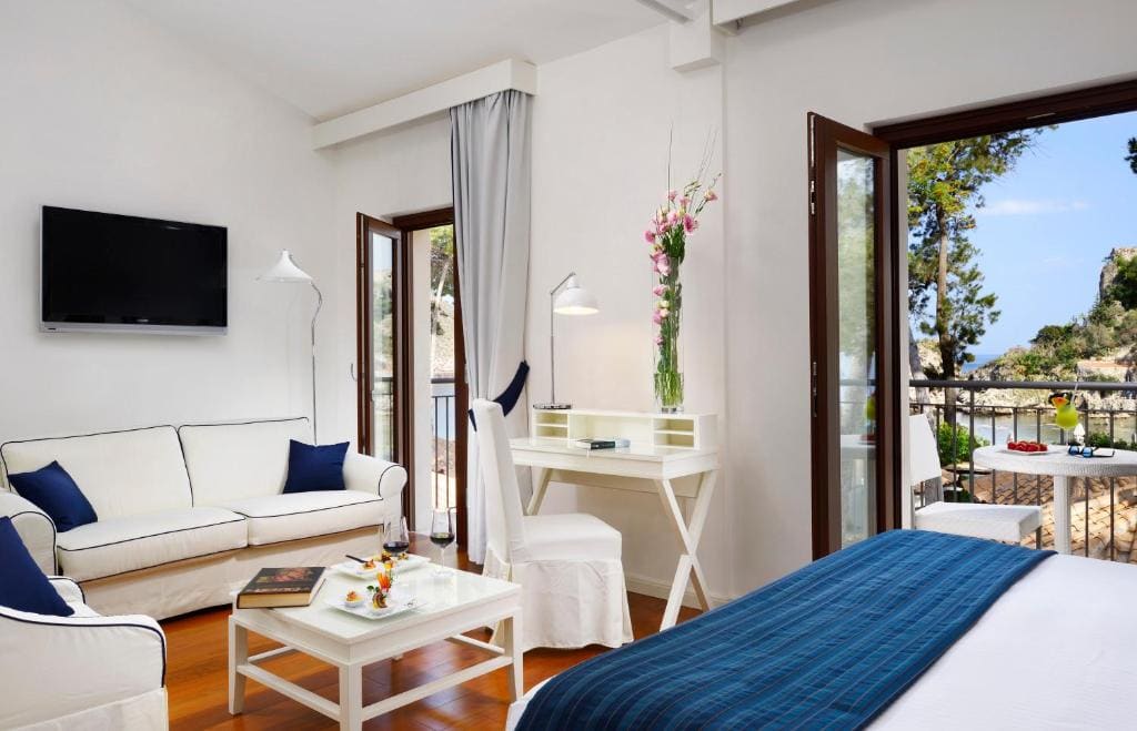 Deluxe Double Room with Sea View room - Image 2