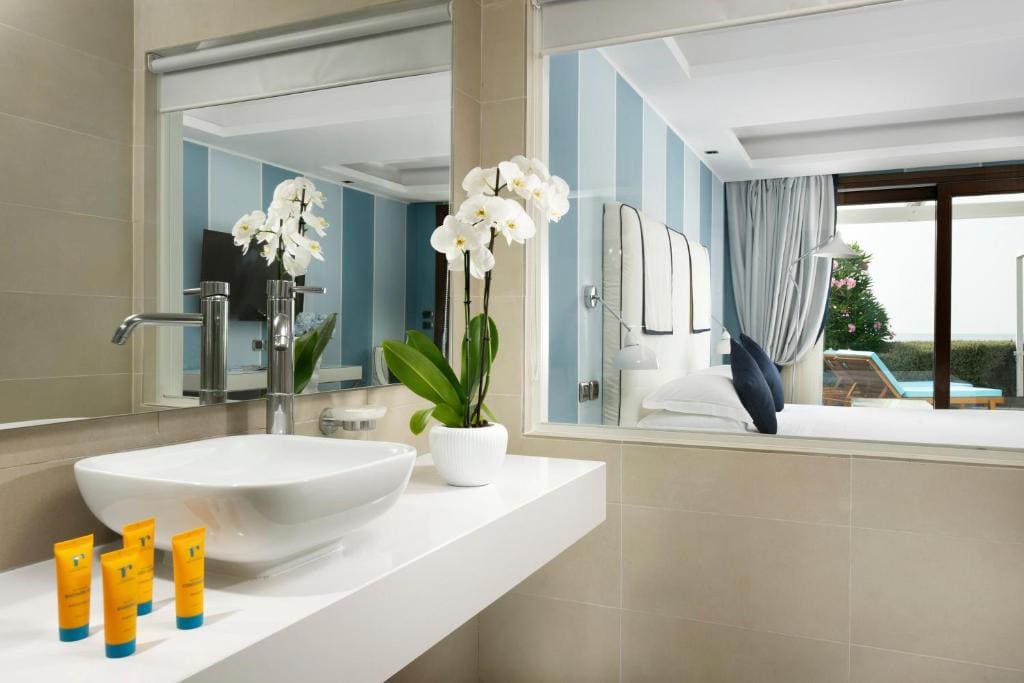 Deluxe Double or Twin Room with Sea View and Hot Tub room - Image 3