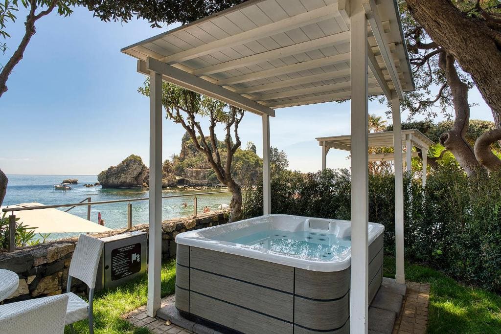 Superior Double Room with Hot Tub and Sea View room - Image 1