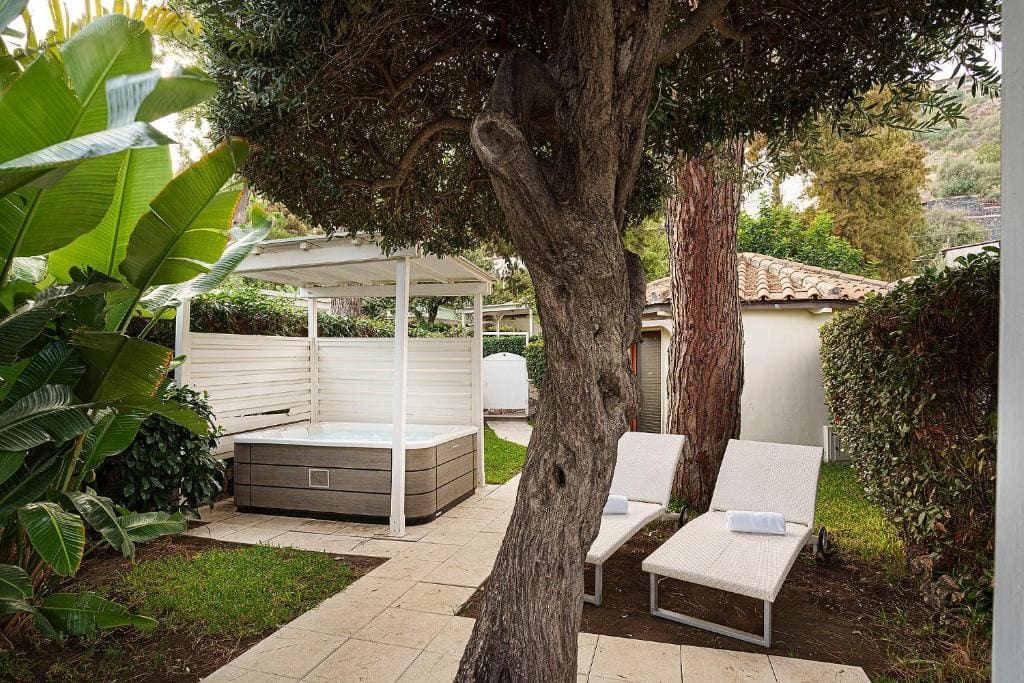 Superior Double Room with Hot Tub room - Image 2