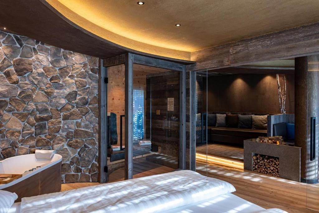 Deluxe Queen Suite with Sauna room - Image 3