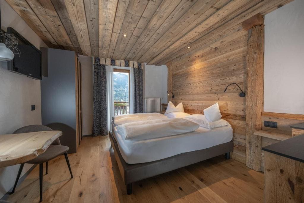 Deluxe Junior Suite with Two Bathrooms room - Image 2