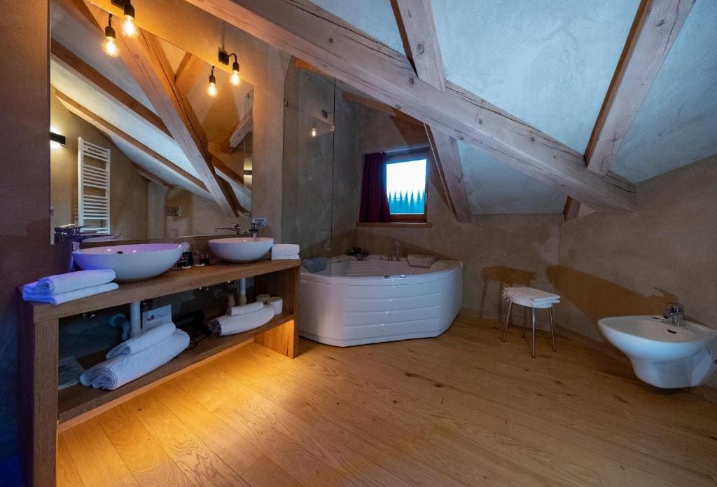 Deluxe Junior Suite room - Image 2