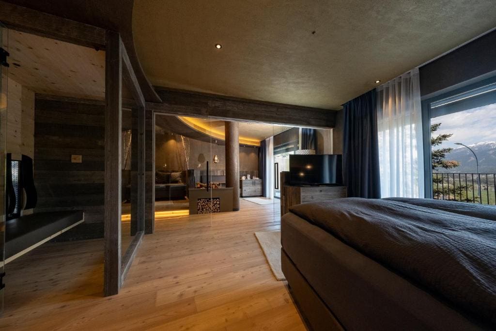 Deluxe Queen Suite with Sauna room - Image 2