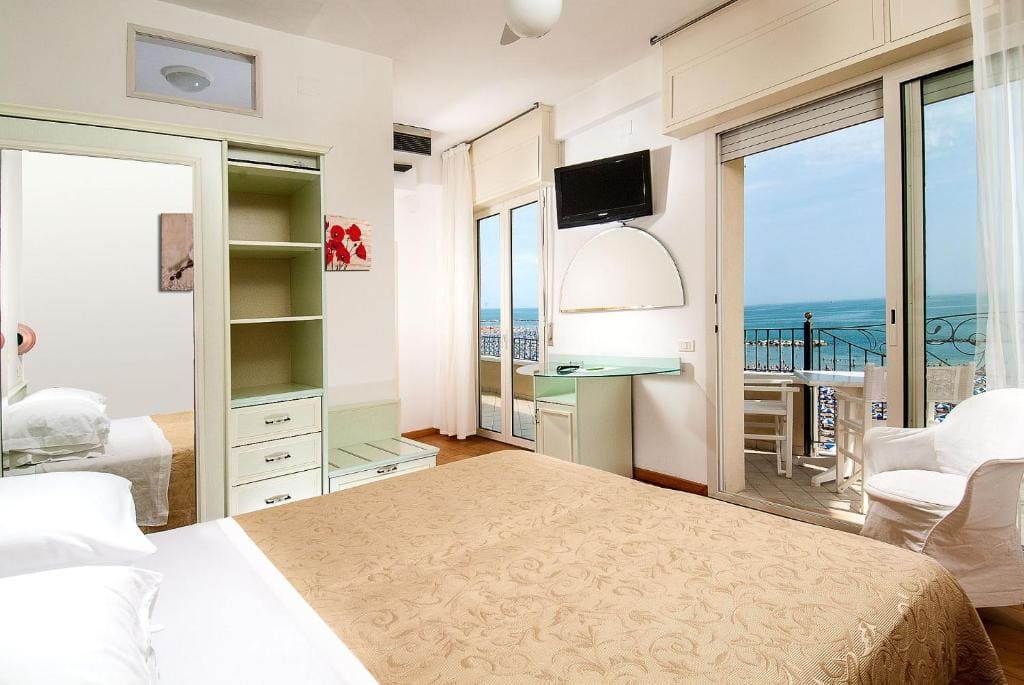 Deluxe Double or Twin Room with Sea View room - Image 3