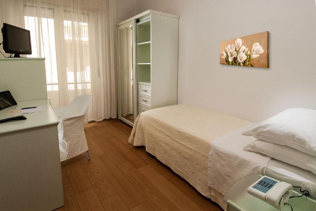 Deluxe Single Room with Balcony room - Image 2