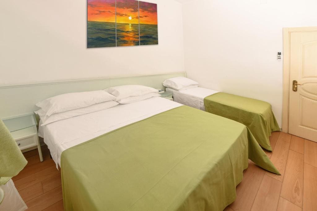 Standard Triple Room room - Image 2