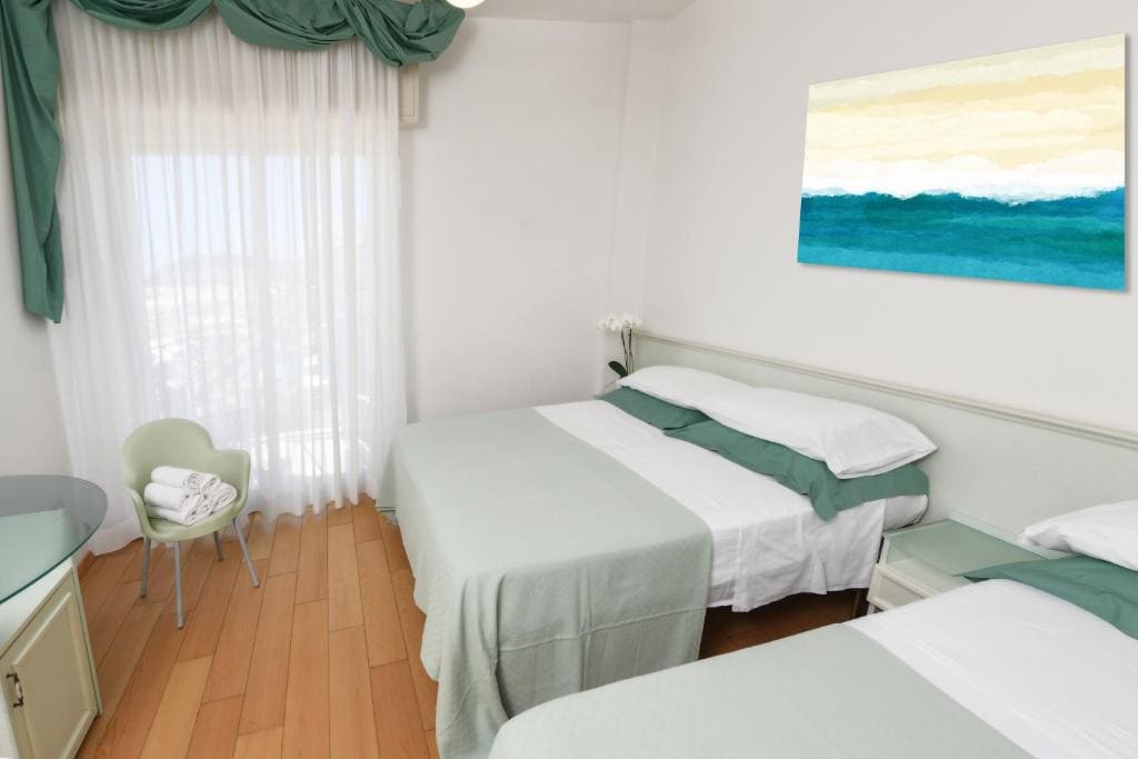 Superior Quadruple Room room - Image 3