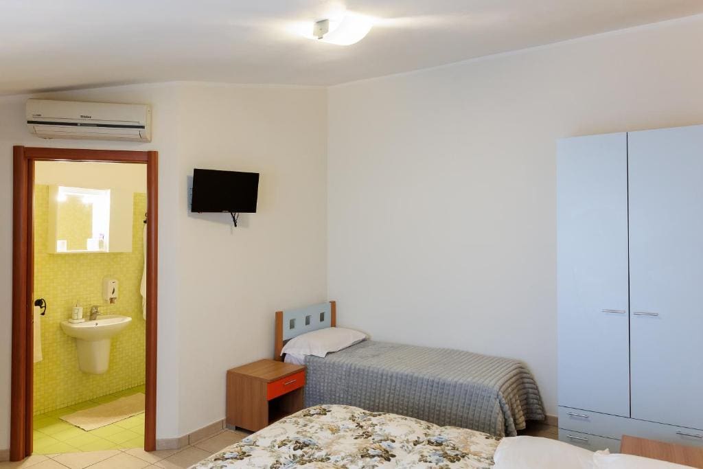 Double Room with Private Bathroom room - Image 3