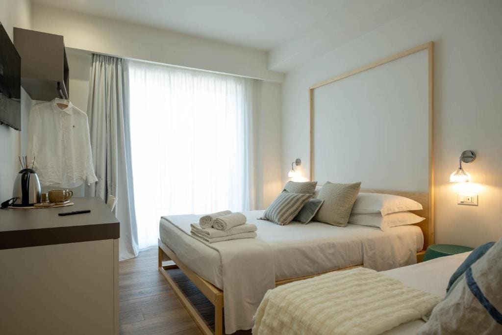 Deluxe Double Room with Extra Bed room - Image 3