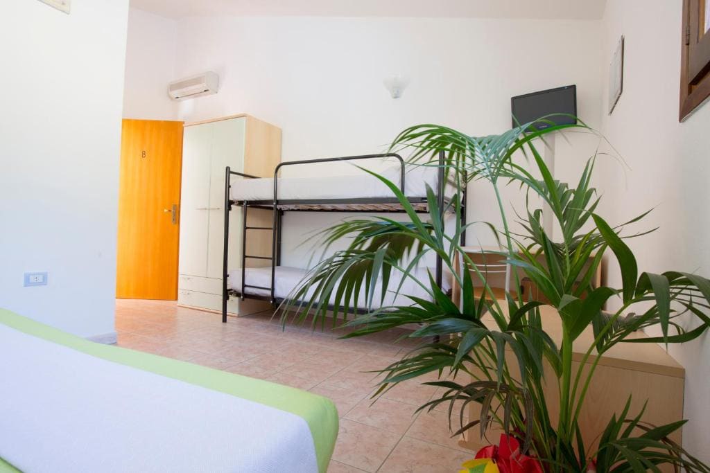 Classic Quadruple Room room - Image 1