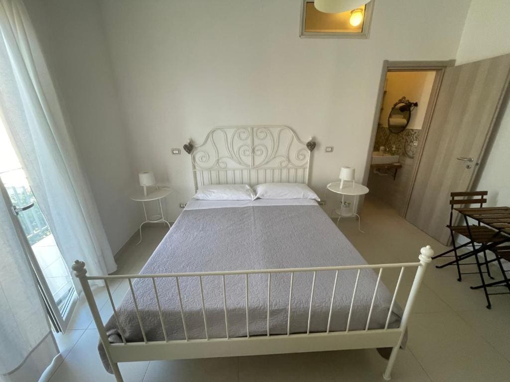Deluxe Double Room with Balcony room - Image 2