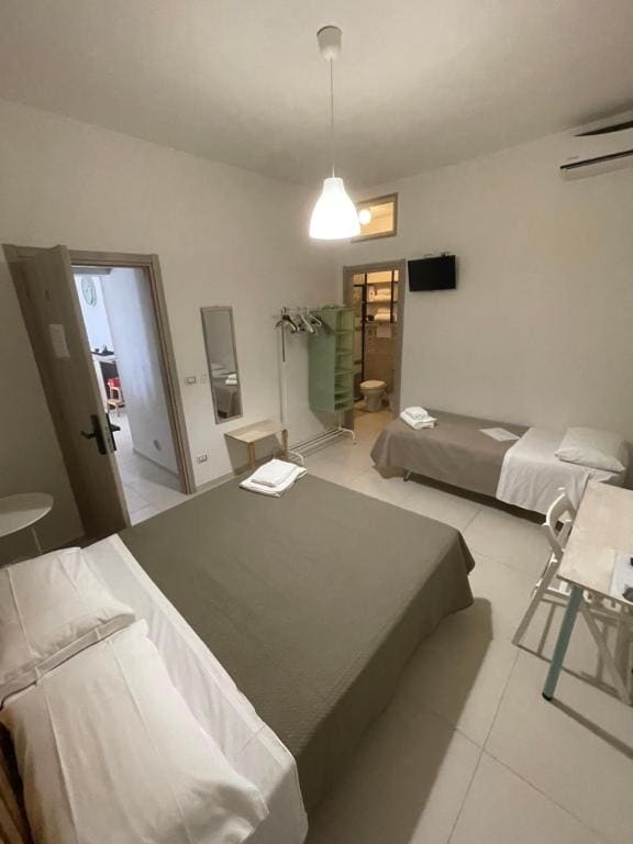 Triple Room with Private Bathroom room - Image 3