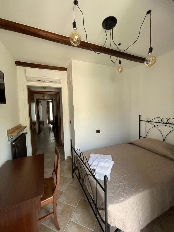 Large Single Room room - Image 2