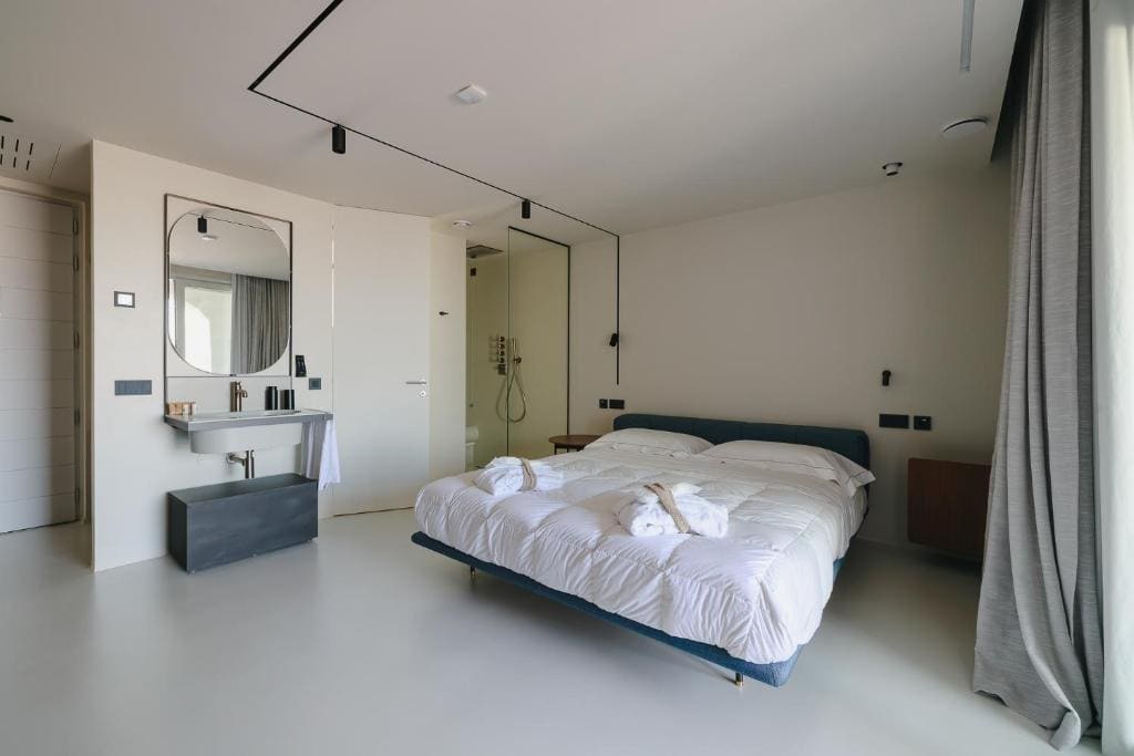 Deluxe Double Room with Sea View room - Image 3