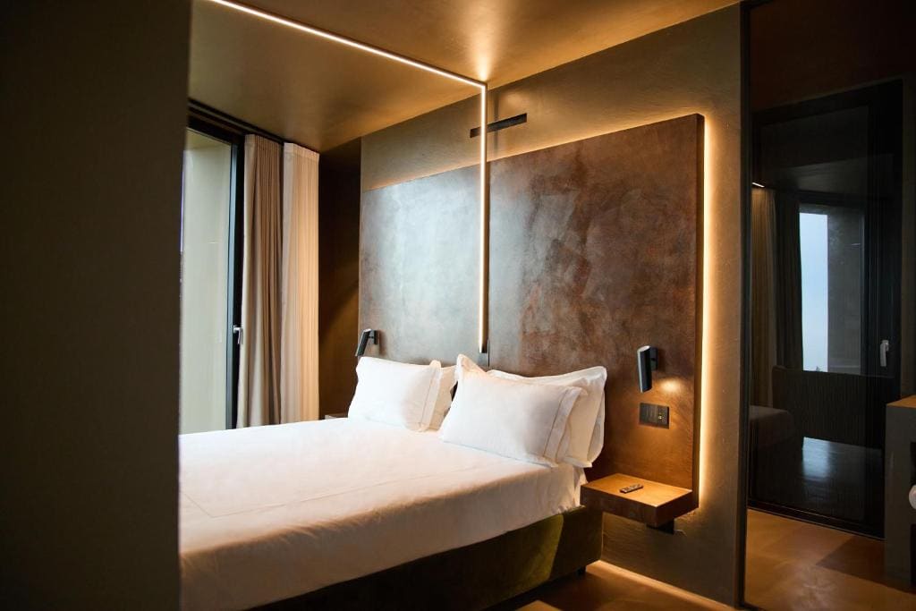 Deluxe Queen Suite room - Image 1