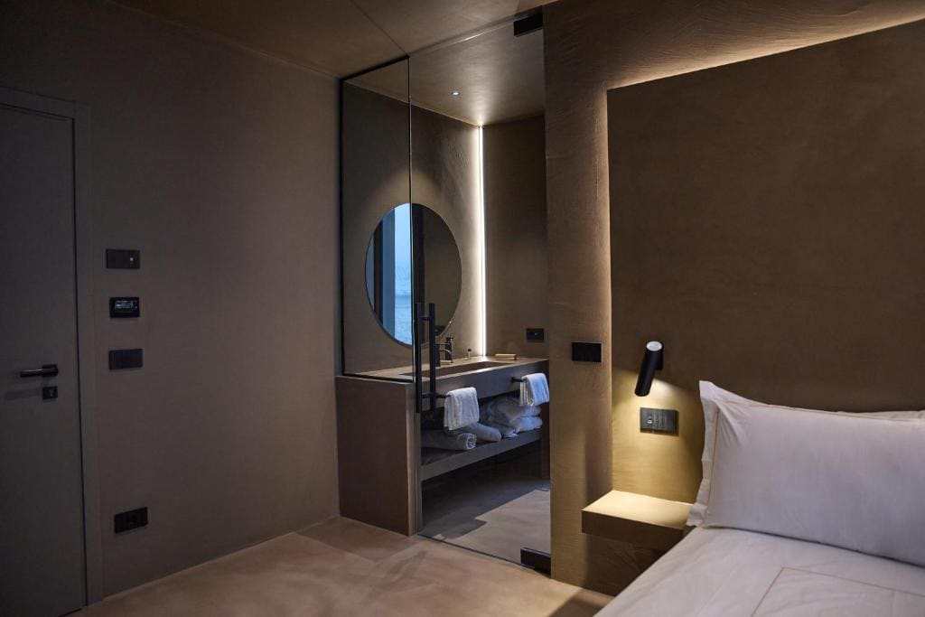 Deluxe Queen Suite room - Image 3
